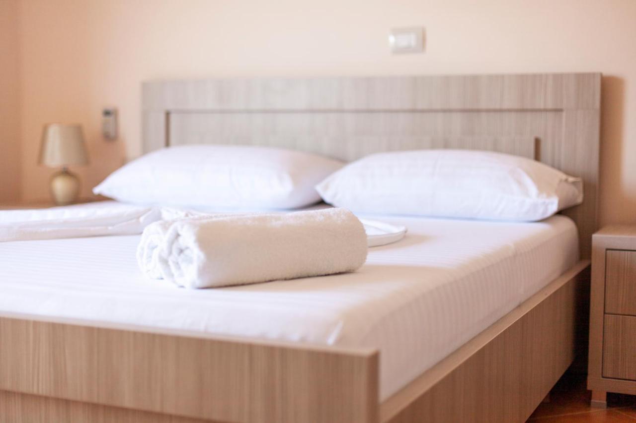 Toni Retzo Rooms Himare Exteriör bild